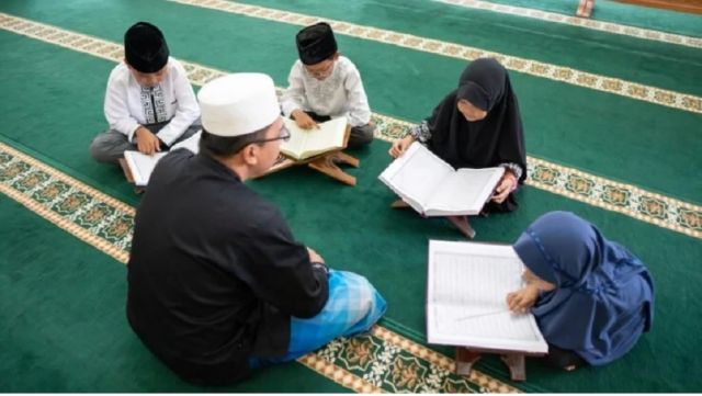 GURU TIDAK DIBANGGAKAN,  TAPI DIMINTA AGAR DIHORMATI