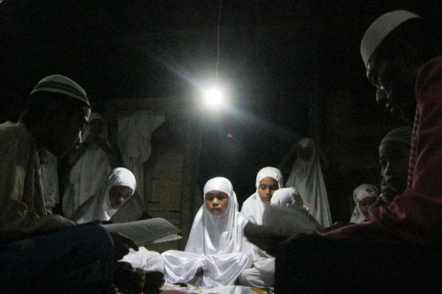 SETELAH MEMBANGUN MANUSIANYA,  RASULULLAH SAW MEMBANGUN MASJID DAN NEGARA