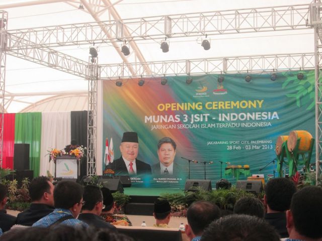 KEBANGKITAN PENDIDIKAN ISLAM DI SIMPANG JALAN