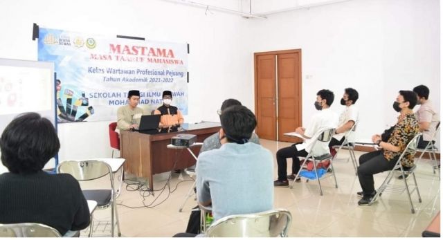 TUJUH ANAK MUDA PENDOBRAK TRADISI 