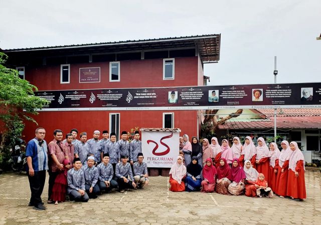 10 TAHUN PESANTREN AT-TAQWA DEPOK MENGOKOHKAN BUDAYA LITERASI BERADAB