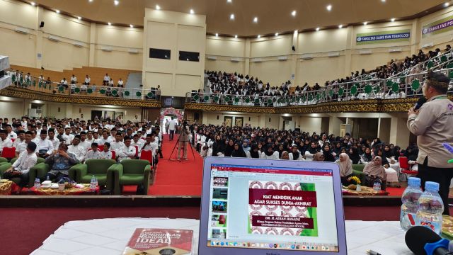 KETUM DDII AJAK RIBUAN WALI MURID   DI PEKANBARU TERAPKAN KONSEP PENDIDIKAN GURINDAM-12 