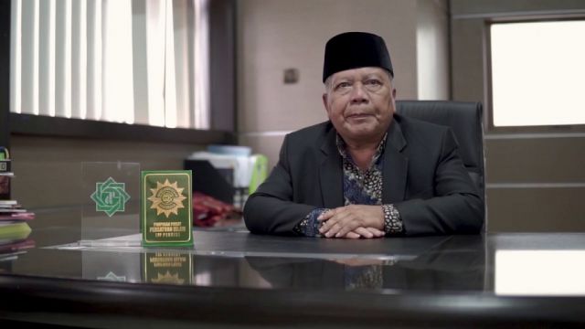 K.H. ACENG ZAKARIA: PRODUK PENDIDIKAN LOKAL, KUALITAS INTERNASIONAL