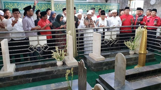 KISAH-KISAH SEPUTAR KAKEK PROF. NAQUIB AL-ATTAS