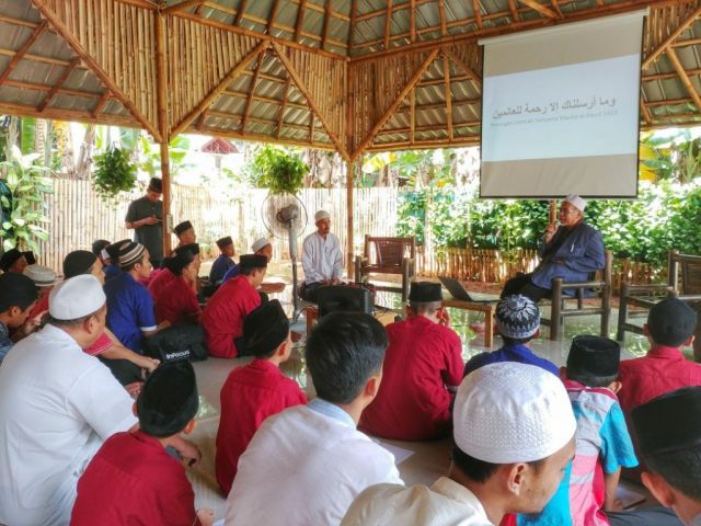 PARA PIMPINAN PESANTREN,  HATI-HATILAH MENGAJARKAN SEJARAH